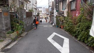 夕焼けだんだんと並行している坂です。