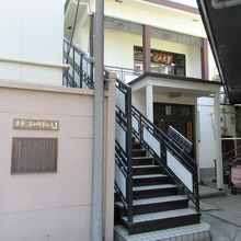 本堂 (右上) と説明板