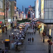 夜も人がいます