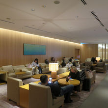 ラウンジ内は鰻の寝床のようでした