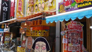 劇場前でもサービス精神発揮！