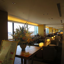 エスカレーターを降りた2階部分です