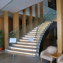 この螺旋階段を上れば…