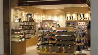 女性向けの綺麗な色合いの靴下が豊富でした。