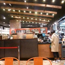 民営化され便利になりました。新大阪のスタバです。