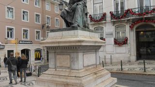 「シアード広場」にある座っている像