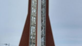 １時間おきに大きな鐘が１分間鳴り響きます。