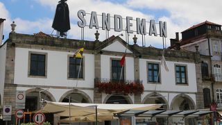 黒マントとソンブレロ姿の「ドン」で有名