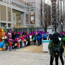 右端の「牧歌の像」側はテレビには映りません