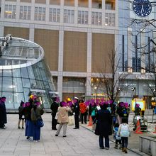 テレビ中継で賑わう「南口イベント広場」