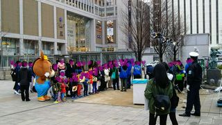 平日の夕方はテレビ中継で賑わう「南口イベント広場」