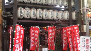 赤い幟と白い提灯