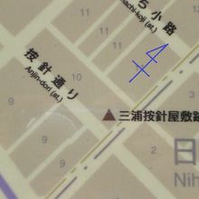 三浦按針屋敷跡の史蹟は、按針通りのほぼ中央付近にあります。