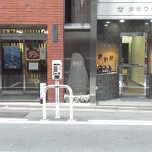 ビルの間で、かつ引っ込んでいますので、とても判りにくいです。