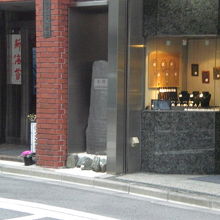 斜めの方向から見ると、金属製の柱と、区別がつきにくいです。