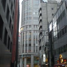 按針通りから見た日本橋三越店です。確実なる目印になります。