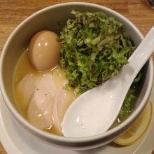 上に載ってる野菜と麺を絡めて頂く