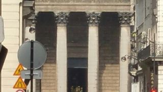 モンマルトルの丘のふもとにあります。