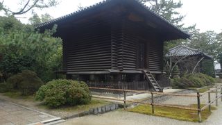 内部の見学はできません。