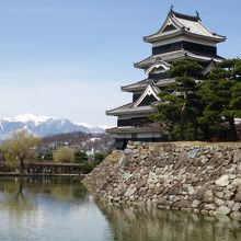 北アルプスを背景にそびえたつ松本城