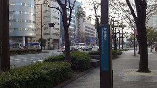 ゆったりとした通り。