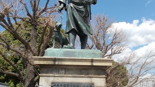 上野公園内に立てられています。