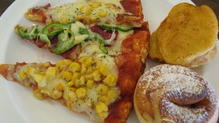 クリスピータイプのピザ食べ放題、コスパが大変良い