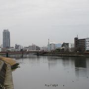 高知市内の南側を流れる河川です。天神大橋は赤い欄干など見ごたえがありました。