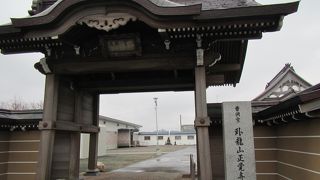 立派な土塀と門構えのお寺