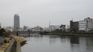 高知市内の南側を流れる河川です。天神大橋は赤い欄干など見ごたえがありました。