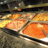 スクランブルエッグ、ピザ、ベーコン、ソーセージ等々