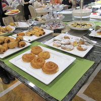 各種パン、ドーナツ、ケーキ等が並ぶ