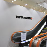 地下に至るエスカレータ