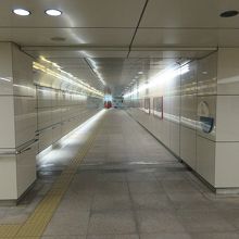 広場というより地下通路。