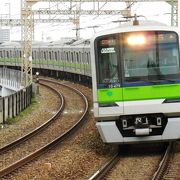 全列車新宿まで直通、新型5000型も走る。