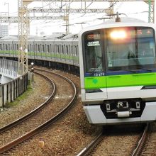 新宿線直通は10分間隔で来る。都営車も頻繁に見かける。
