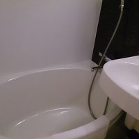 浴槽は狭いですが、綺麗です
