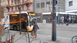 マインツ中央駅の前から各方面にバスとトラムが発着していました