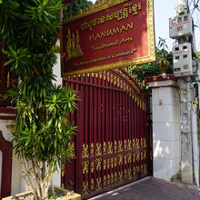 門が閉まっていると休みです。