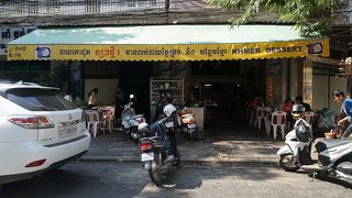 名前はデザート店ですが、普通のオープンエアーのレストランです。