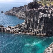 きれいな海と神秘的な崖。絶景です。