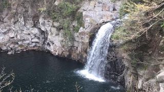 ３つの滝を持つという済州島でも有数の観光名所です。