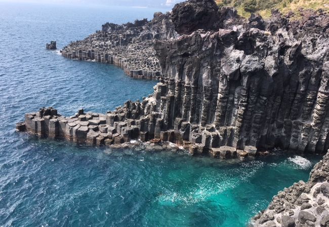 きれいな海と神秘的な崖。絶景です。