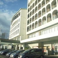 ホワイトを基調とした横長の建物。