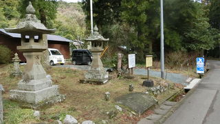 石柱には史跡と彫られている古い神社