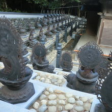 仏像がたくさんあります。