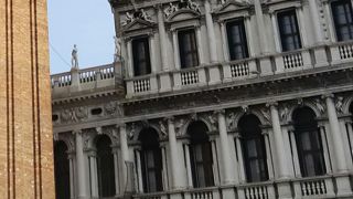 ベネチアのサンマルコ広場にあります