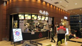 東京駅では長蛇の列ができますが、こちらの六厘舎は意外と空いていました。