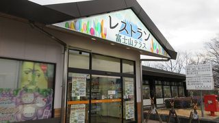 メニューも豊富な、サービスエリア内のレストランです。