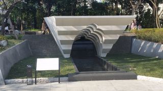 静かに水をたたえています